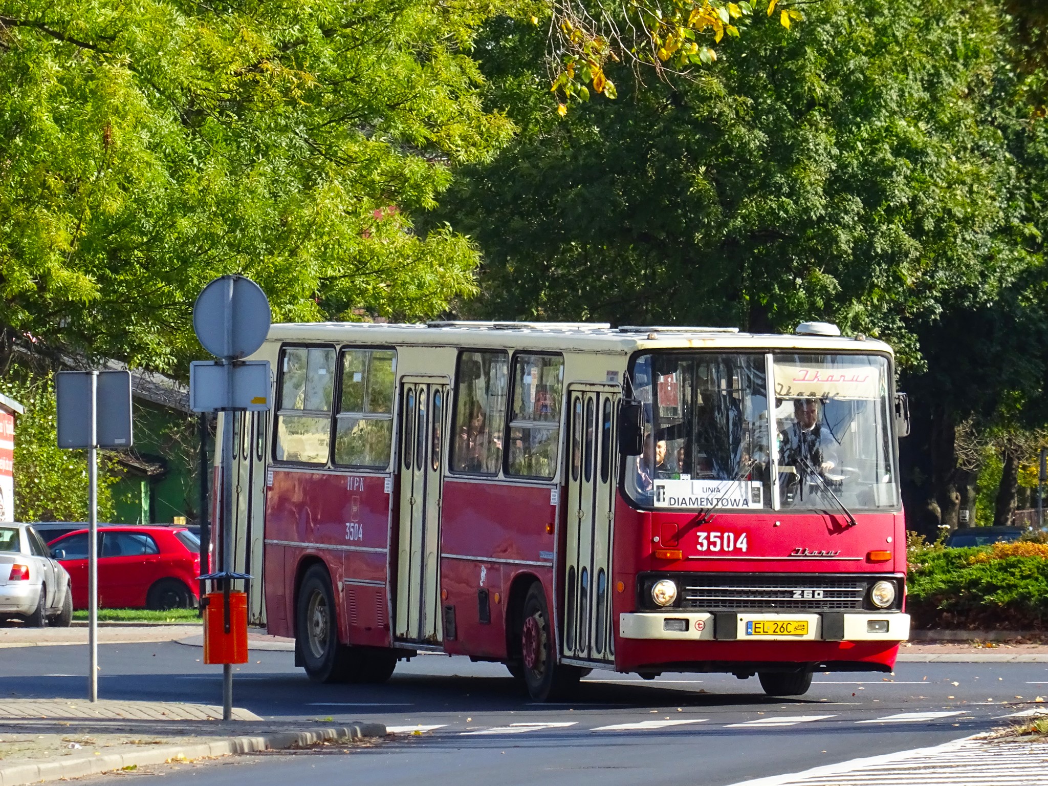 Autobus czerwony, po ulicach mego miasta mknie…
