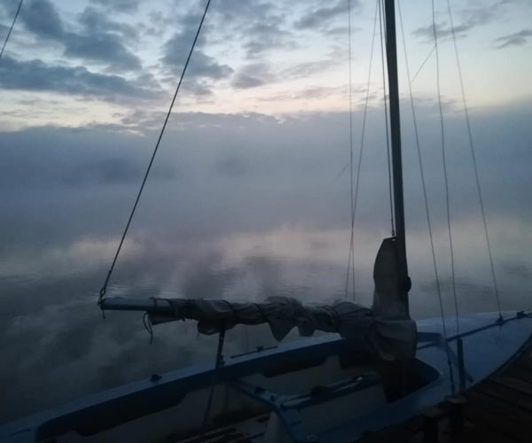 Ostry cień mgły nad Jeziorem Mikorzyńskim